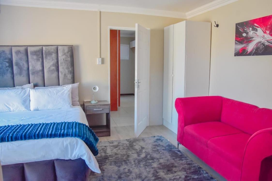 Modern And Executive 2 Bedroom Townhouse Holiday home Bloemfontein