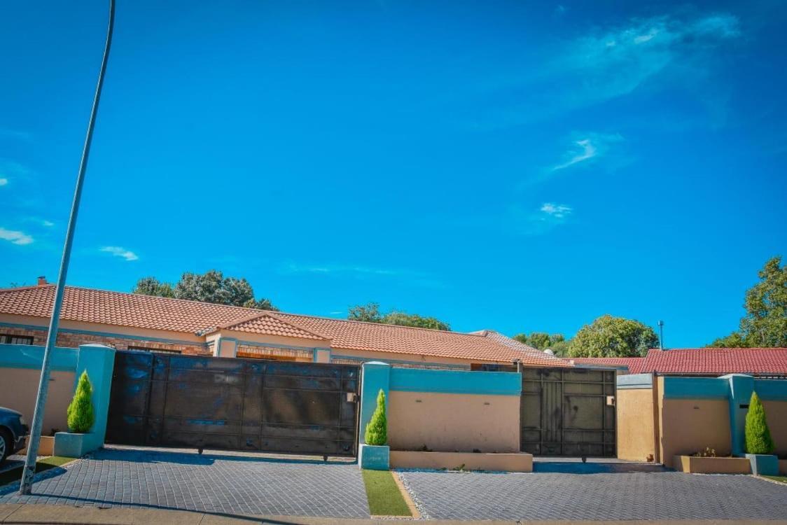 Modern And Executive 2 Bedroom Townhouse Holiday home Bloemfontein